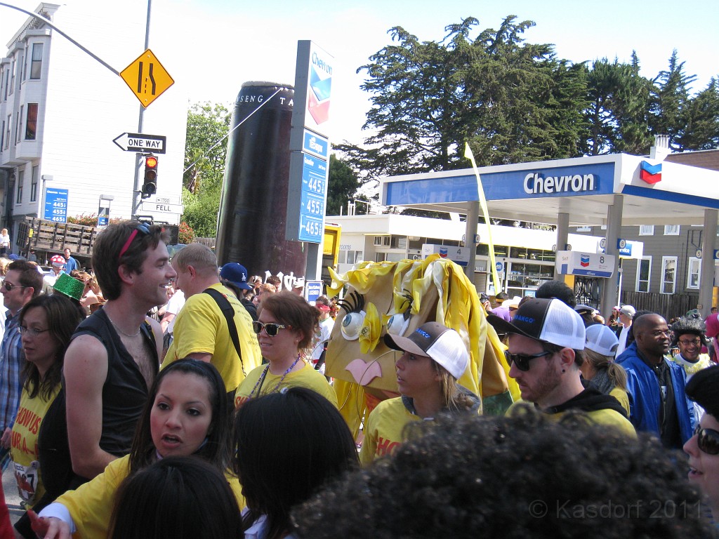 2011 Bay to Breakers Sunday 0835.JPG - I was able to participate in the 2011, 100th anniversary of the San Francisco Bay to Breakers 12K race. A great weekend for sight seeing and racing.